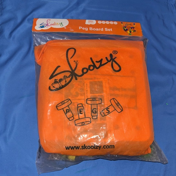 NEW IN BAG Skoolzy Peg Board Set - Montessori Toys - Picture 1 of 4